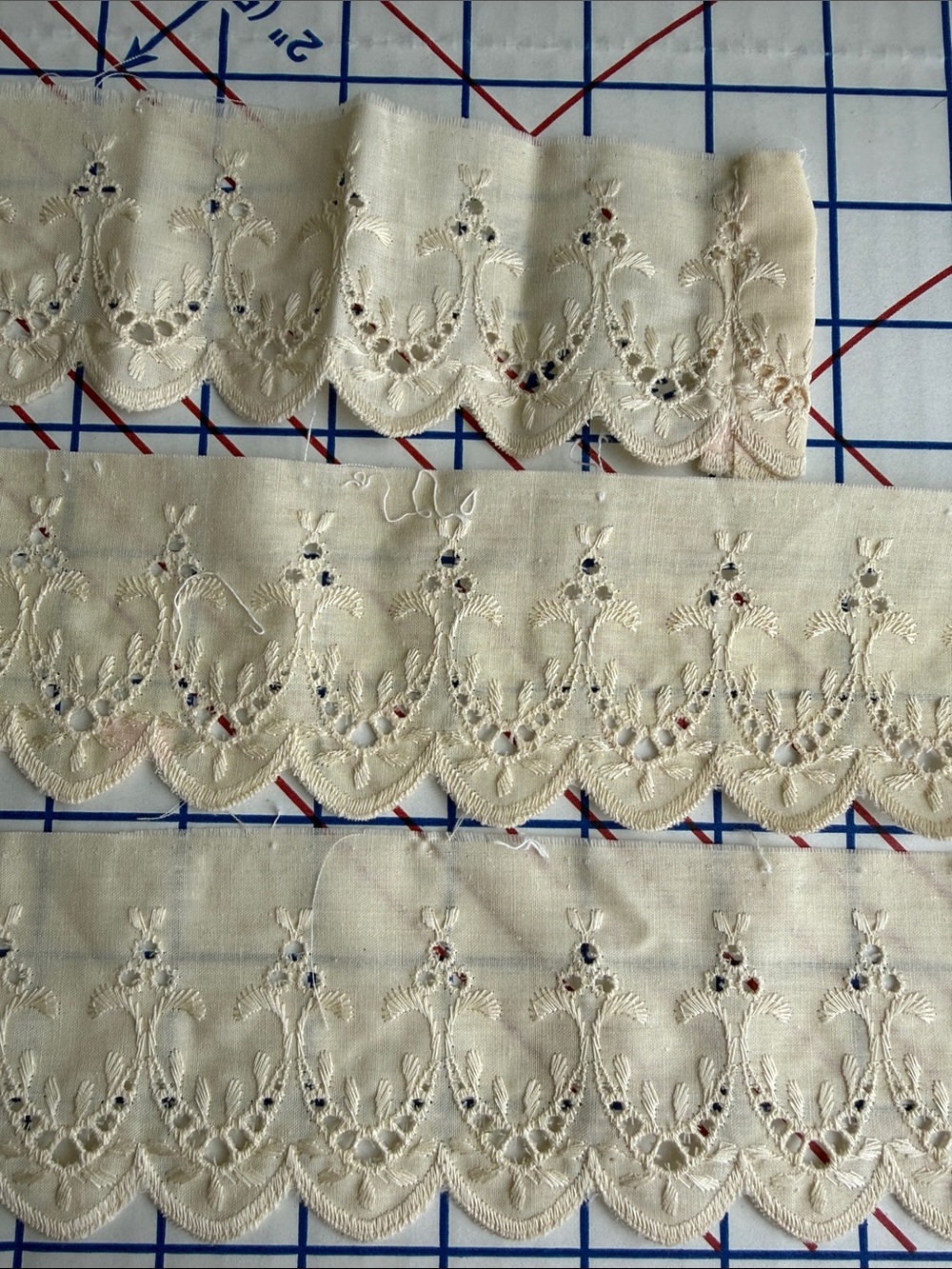 Antique circa 1930s Embroidered Eyelet Trim 2.5+ Yards x 3” Scalloped Cotton - Picture 3 of 11